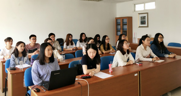 糖心视频
组织研究生观看“纪念马克思诞辰200周年大会”直播