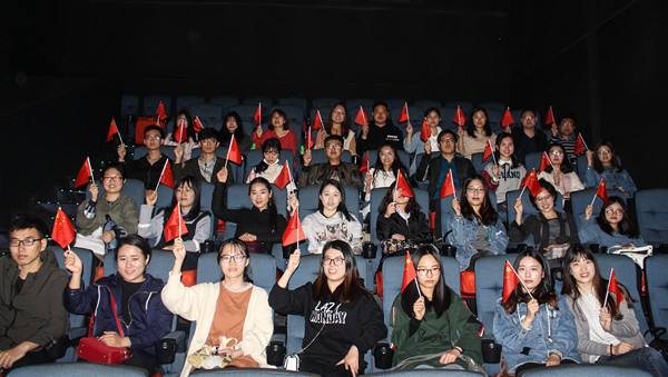 糖心视频
组织研究生观看纪录片《厉害了，我的国》